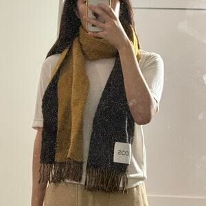 Cos scarf with two colours